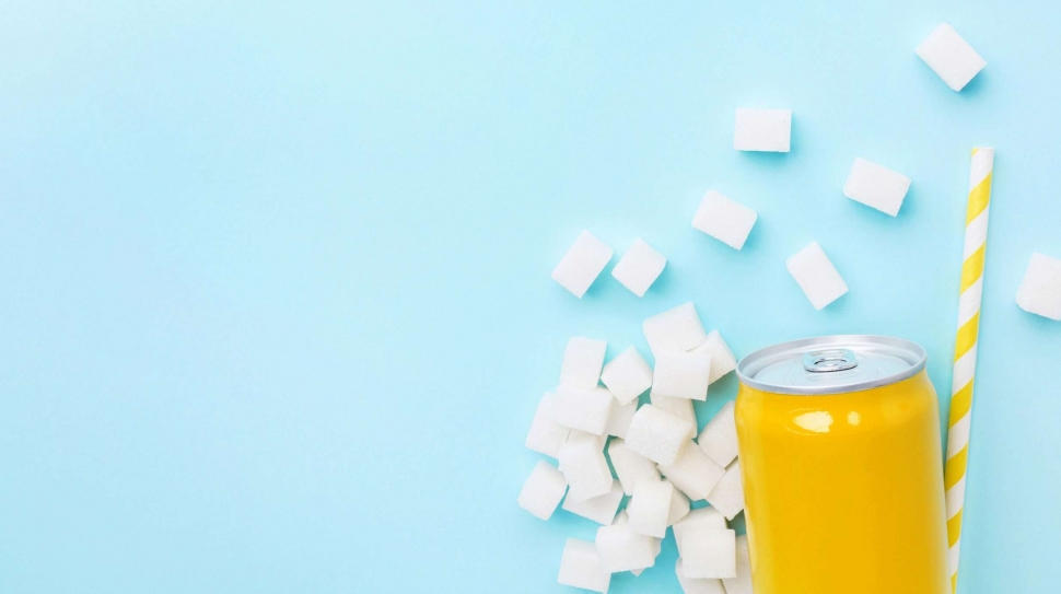 flat-lay-soft-drink-can-with-sugar-cubes-straw