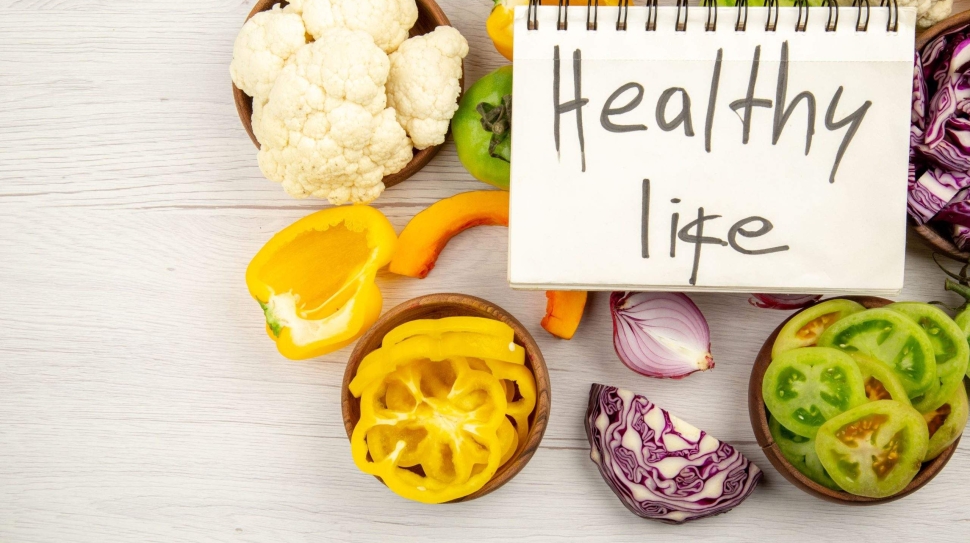 top-view-healthy-life-written-notepad-cut-green-tomatoes-cut-red-cabbage-cut-pumpkin-cauliflower-cut-bell-peppers-bowls-wooden-surface
