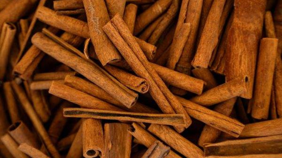 cinnamon-sticks-background